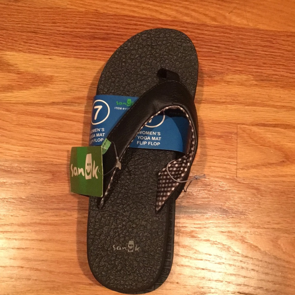 Sanuk women’s yoga mat flip flop!